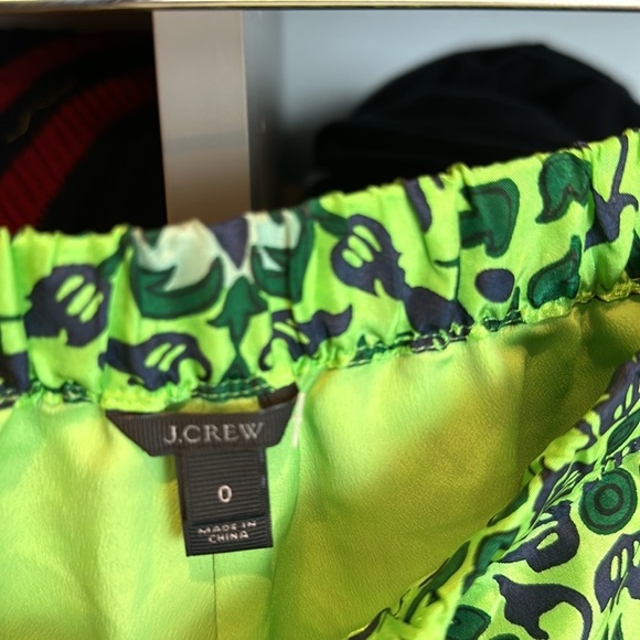 J Crew green/multicolored print 100% silk 3” shorts size 0 - Picture 2 of 3